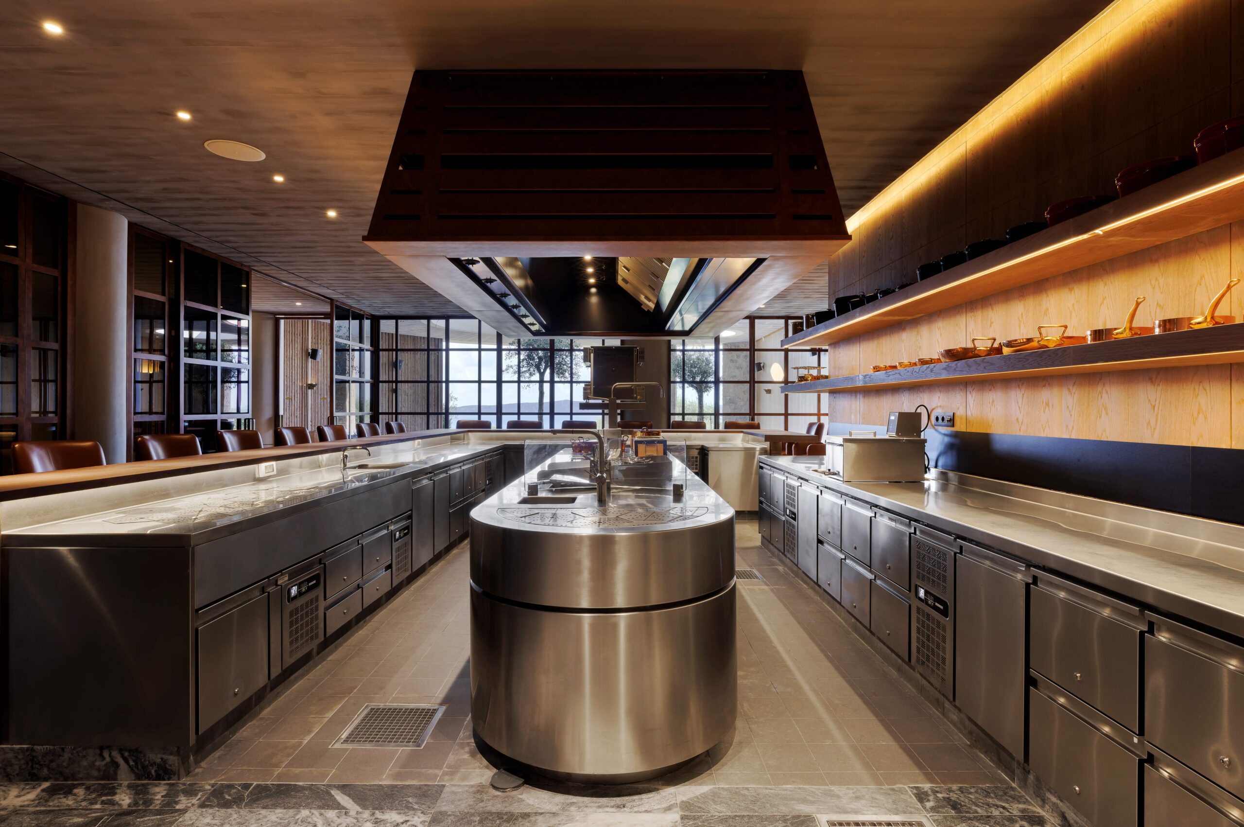 Custom cooking block Marrone στο private dining room του Mandarin Oriental, Costa Navarino από την XENEX.