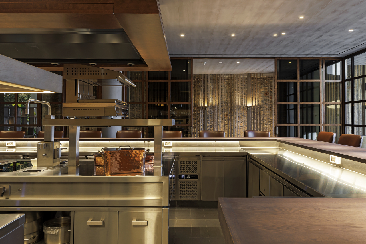 Private Kitchen στο Mandarin Oriental, Costa Navarino, σχεδιασμένη και εξοπλισμένη από τη XENEX.