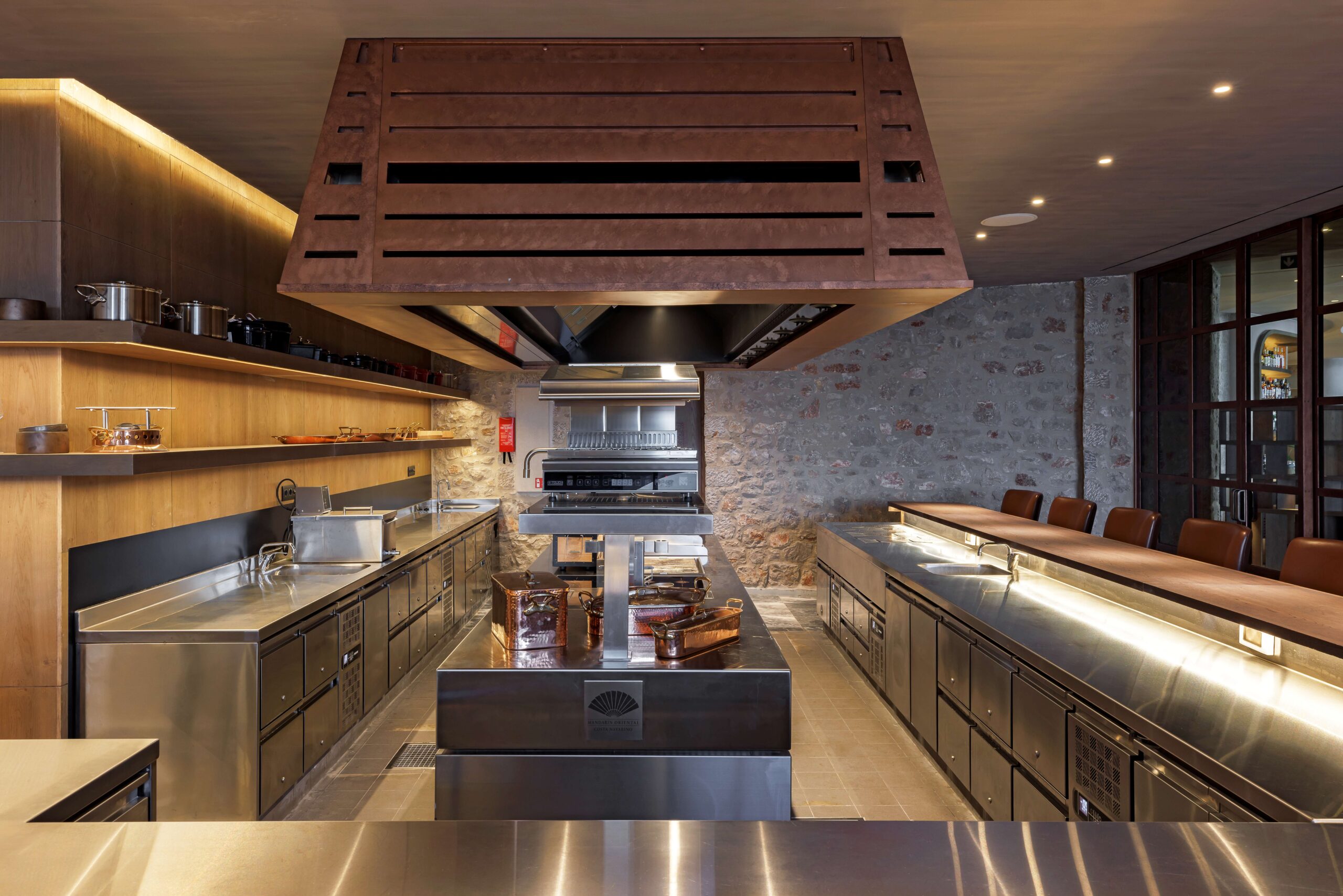 Private Kitchen στο Mandarin Oriental, Costa Navarino, σχεδιασμένη και εξοπλισμένη από τη XENEX.