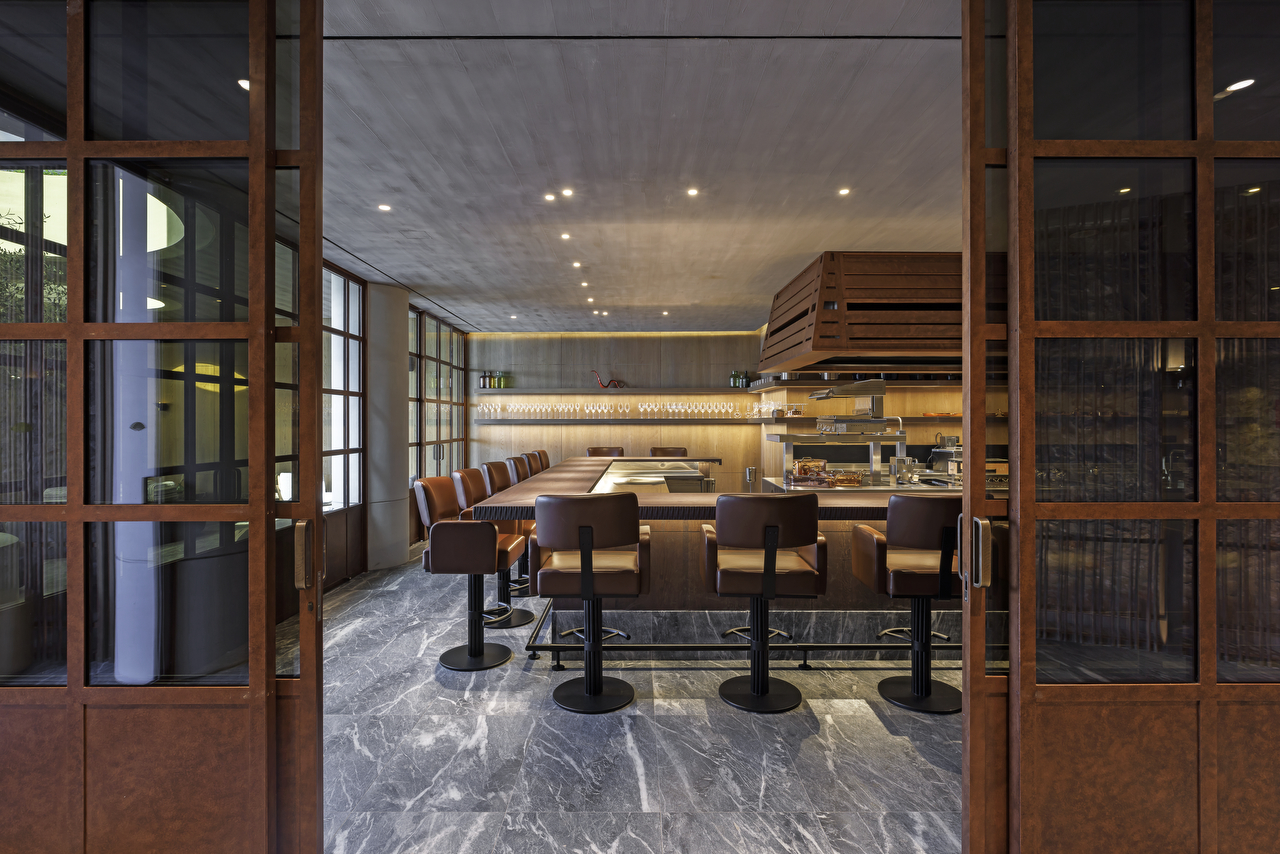 Private Kitchen στο Mandarin Oriental, Costa Navarino, σχεδιασμένη και εξοπλισμένη από τη XENEX.