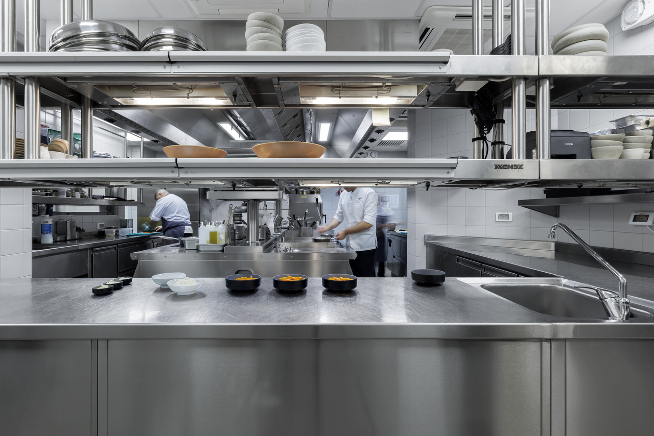 Custom ανοξείδωτες κατασκευές XENEX Steel και cooking suites Ambach στο Mandarin Oriental, Costa Navarino από την XENEX.