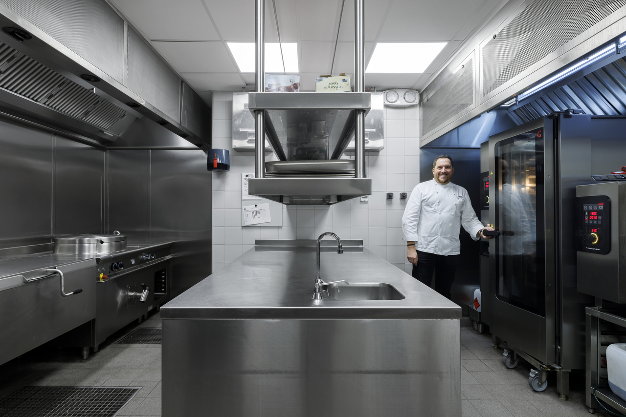 Custom ανοξείδωτες κατασκευές XENEX Steel και cooking suites Ambach στο Mandarin Oriental, Costa Navarino από την XENEX.