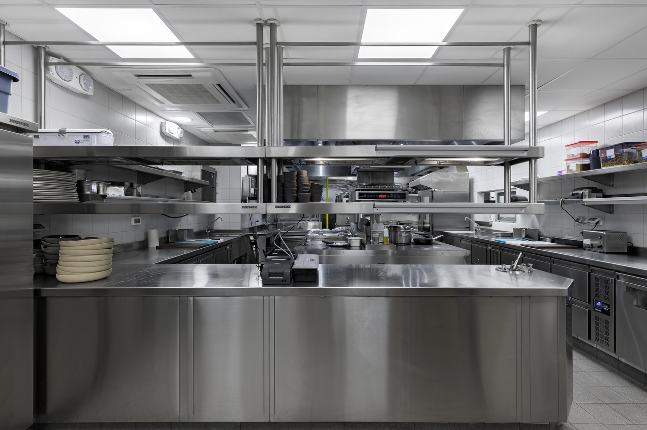 Custom ανοξείδωτες κατασκευές XENEX Steel και cooking suites Ambach στο Mandarin Oriental, Costa Navarino από την XENEX.