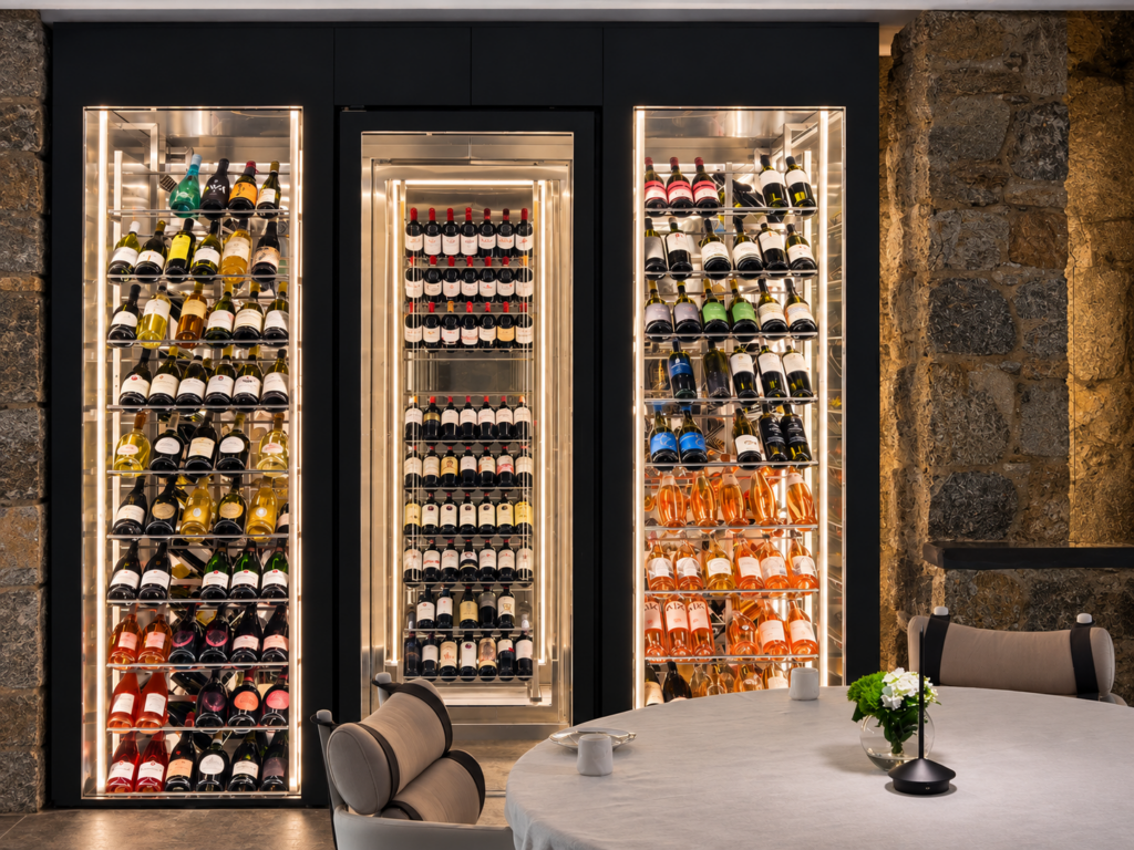 Η XENEX σχεδίασε και εξόπλισε την open kitchen, την κύρια κουζίνα και το bar του Bill & Coo Mykonos, με custom κατασκευές και επαγγελματικό εξοπλισμό.