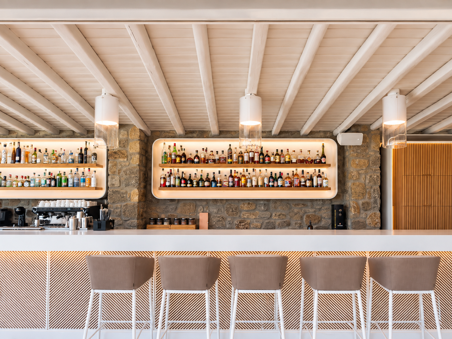 Η XENEX σχεδίασε και εξόπλισε την open kitchen, την κύρια κουζίνα και το bar του Bill & Coo Mykonos, με custom κατασκευές και επαγγελματικό εξοπλισμό.