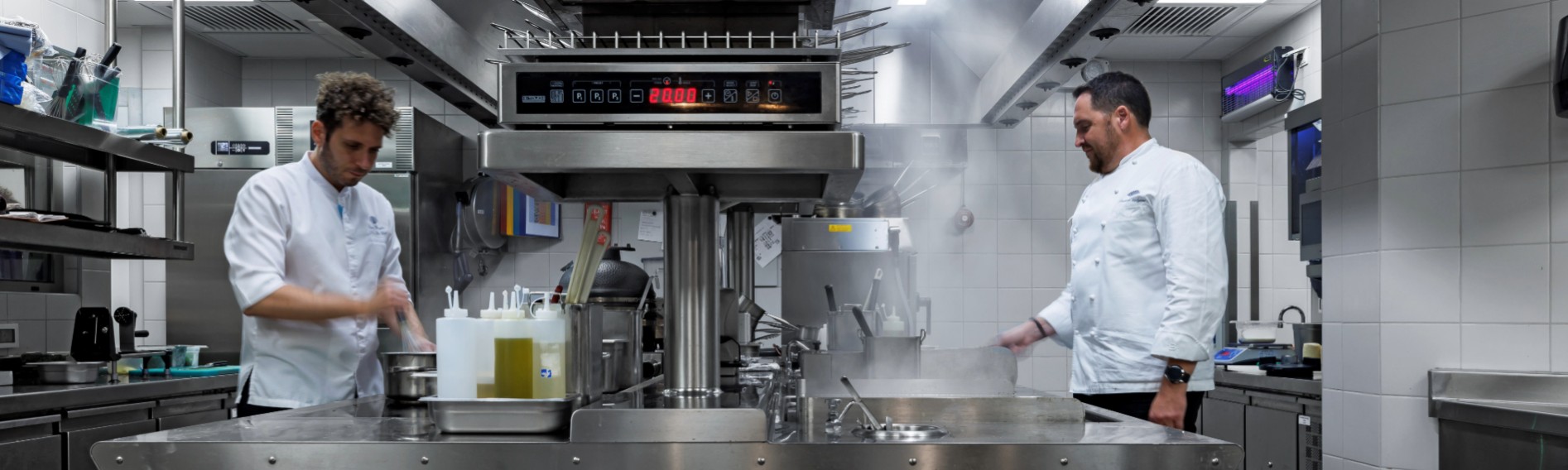 Custom ανοξείδωτες κατασκευές XENEX Steel και cooking suites Ambach στο Mandarin Oriental, Costa Navarino από την XENEX.