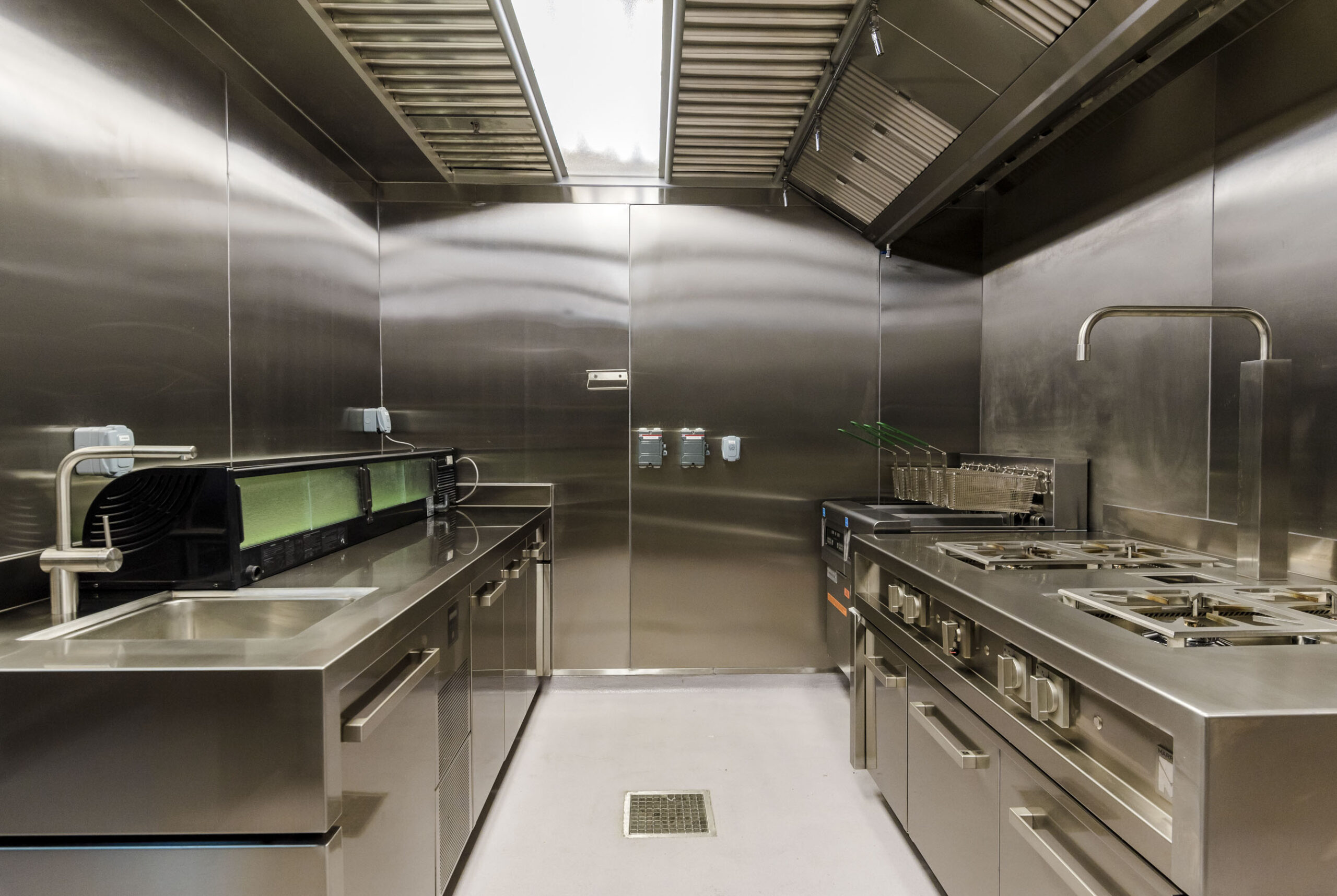 Custom cooking stations Marrone με Robata και Parrilla grills στο Nammos Dubai.