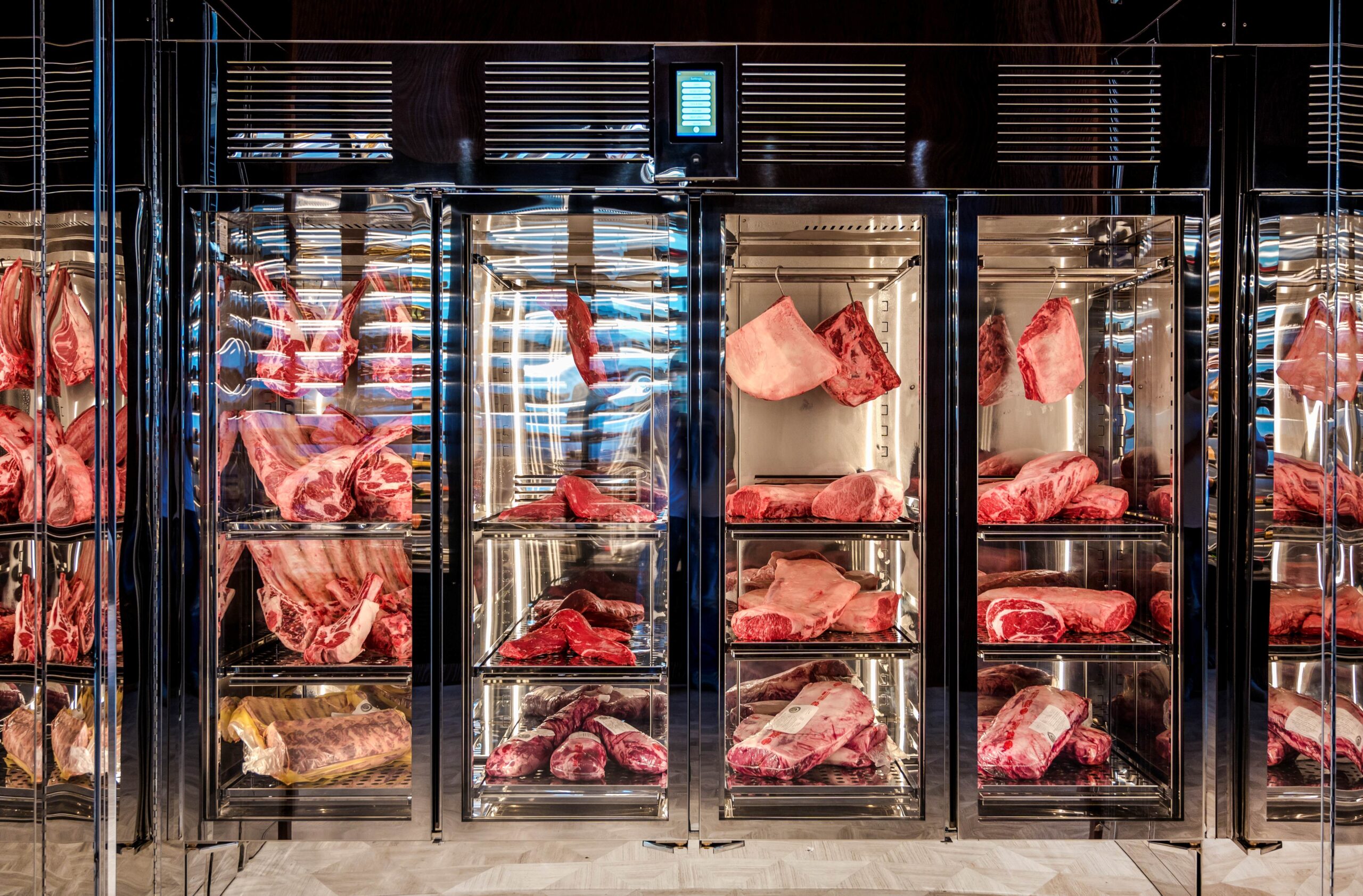 Custom wine και meat displays Iglu στο front of house του Nammos Dubai από την XENEX.