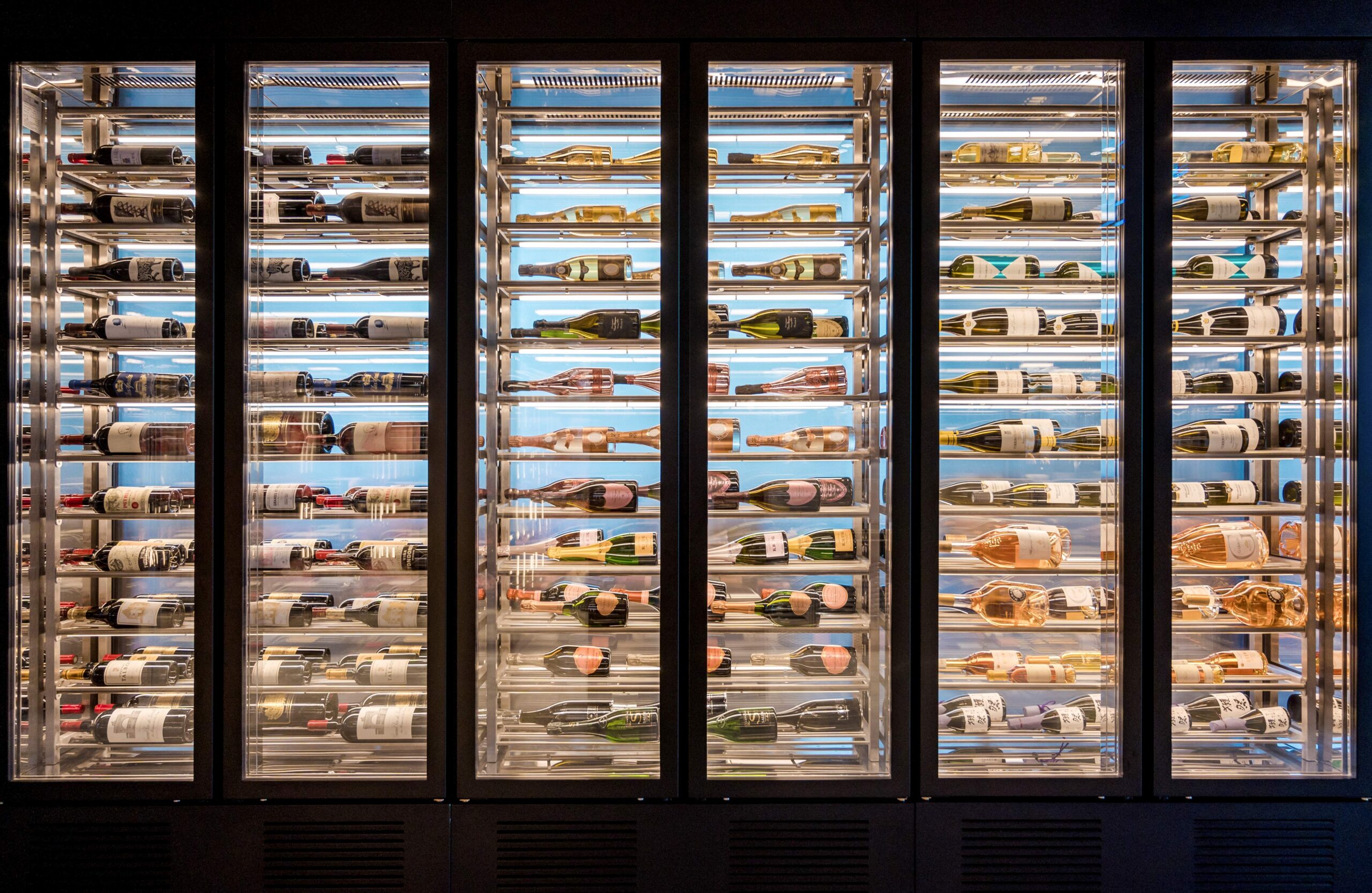 Custom wine και meat displays Iglu στο front of house του Nammos Dubai από την XENEX.